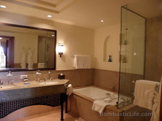 Bathroom Premier Sea-View Room at the Four Seasons Resort in Sharm El Sheik