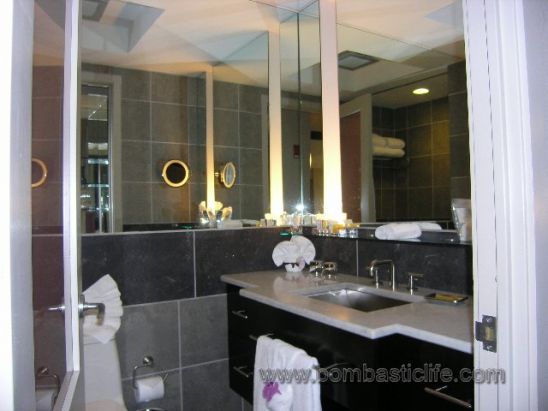 Hotel Gansevoort - Junior Suite Bathroom