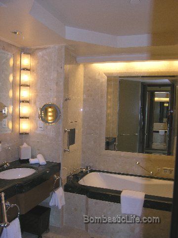 Bathroom - The Peninsula Hotel - Bangkok, Thailand