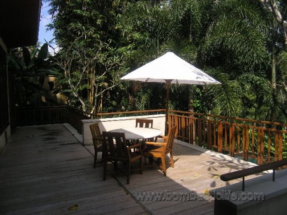 Deck overlooking pool - Four Seasons Resort - Sayan, Bali