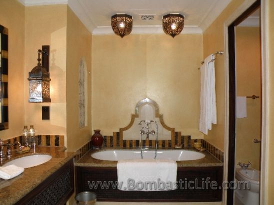 Bathroom of Ocean Deluxe Room at Madinat Jumeirah Resort – Dubai, UAE