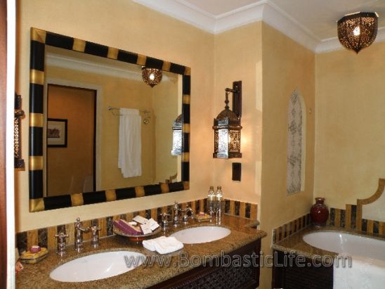 Bathroom of Ocean Deluxe Room at Madinat Jumeirah Resort – Dubai, UAE