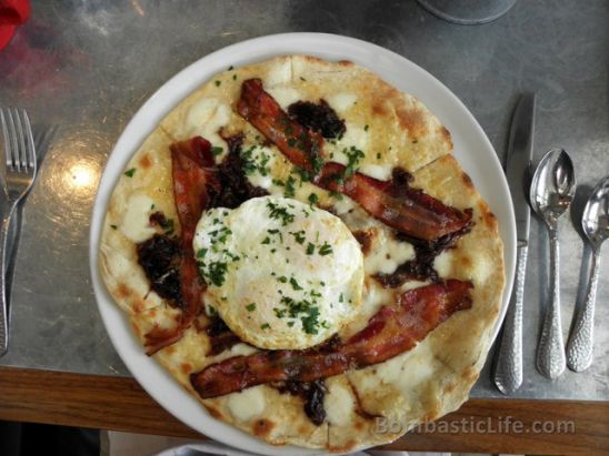 Breakfast Flatbread with two fried eggs, bacon, caramelized onions and mozzarella – filling and fulfilling!