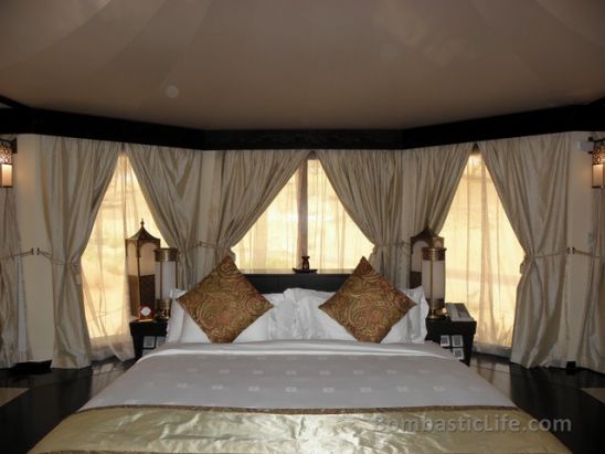 Bedroom of an Al Sahari Tented Pool King Villa at Banyan Tree Al Wadi in Ras Al Khaimah. o