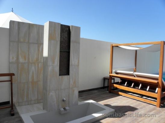 Outdoor Shower and Bathtub of a Beach Villa at Banyan Tree Al Hamra Beach Resort - Ras Al Khaimah, UAE
