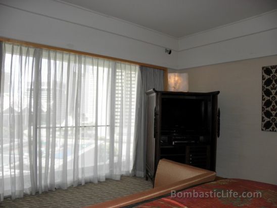 Bedroom of a City Suite at Mandarin Oriental Hotel - Singapore