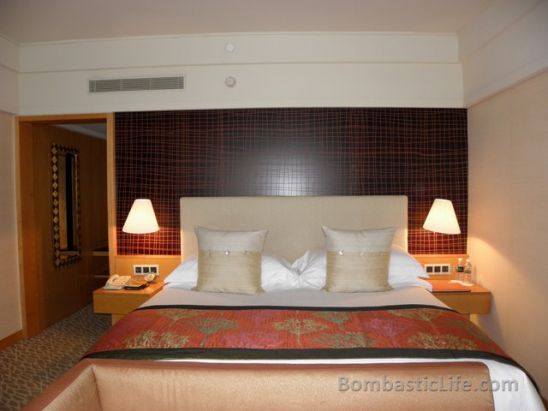 Bedroom of a City Suite at Mandarin Oriental Hotel - Singapore