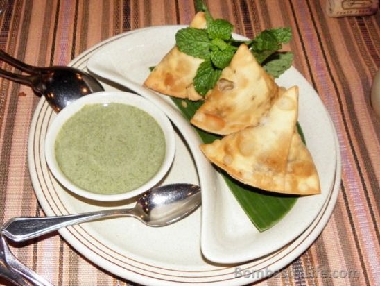 Kaju Aur Matar Samomsa – cashew and green pea pockets filled with mint chutney at Spices Restaurant in Manila.