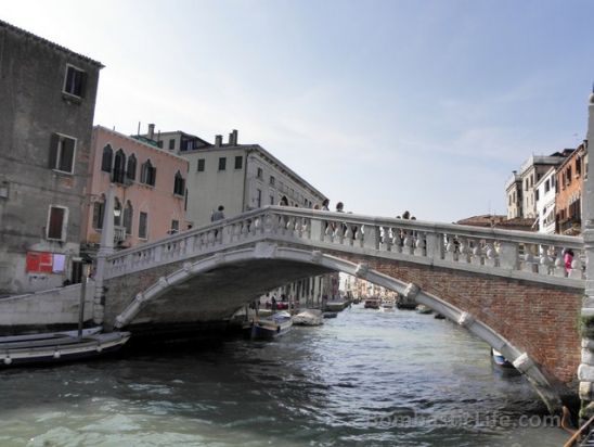 Al Poggio is located just steps from Ponte delle Guglie