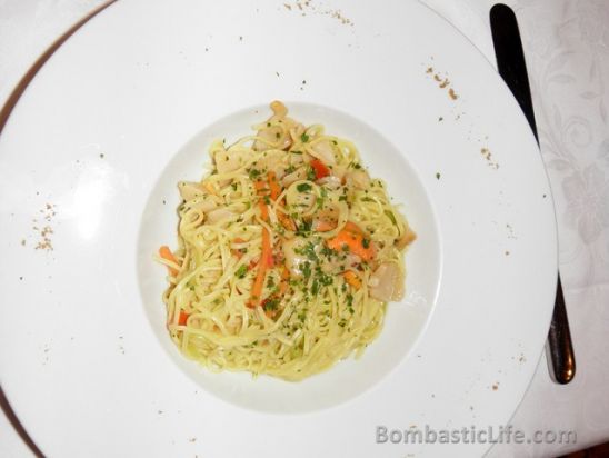 Tagliolini with scallops and thin cut vegetables at Faiscetteria Toscana in Venice, Italy.