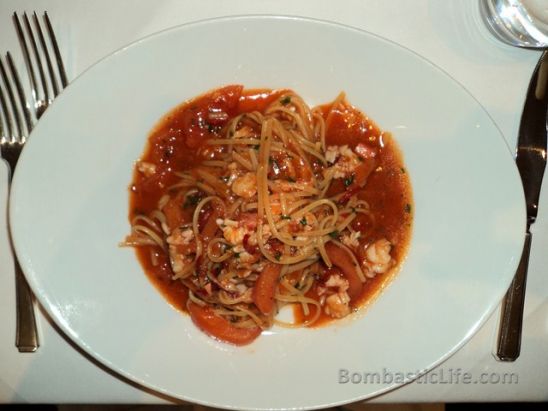 Flat spaghetti with lobster, fresh tomato and sweet chili. 
